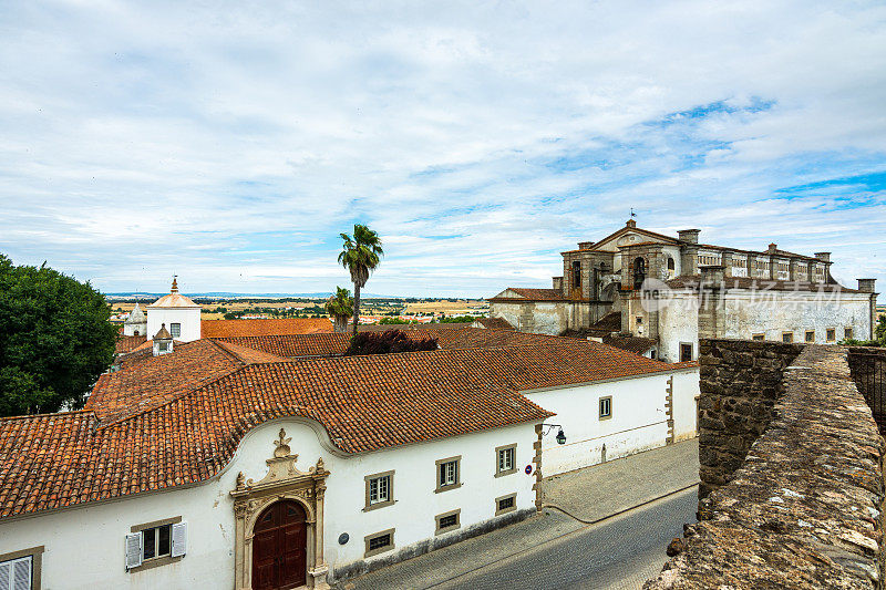 Évora大学和教堂的圣灵从Pateo de Sao Miguel在埃沃拉，葡萄牙